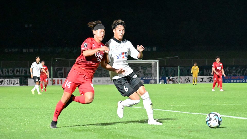 福島×ＦＣ岐阜＝後半３４分、サイドで競り合うＦＣ岐阜のＭＦ北＝とうほう・みんなのスタジアム
