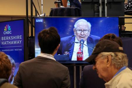 　投資会社バークシャー・ハサウェイの株主総会の会場に設置されたモニターに映し出されたウォーレン・バフェット氏＝３日、ネブラスカ州オマハ（ロイター＝共同）