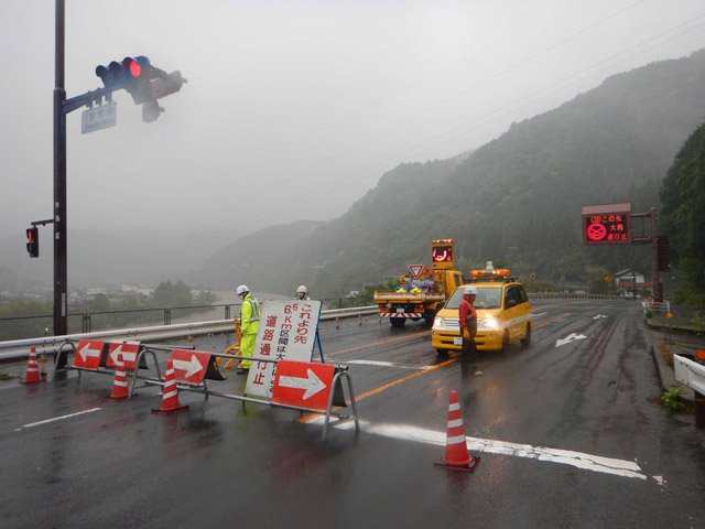 連続雨量が１５０ミリに達し、通行止めとなった国道１９号＝２１日午前８時３２分、中津川市山口