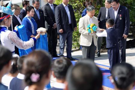 　「新モンゴル学園」に到着し、出迎えを受けられる天皇陛下＝１０日、ウランバートル（代表撮影・共同）