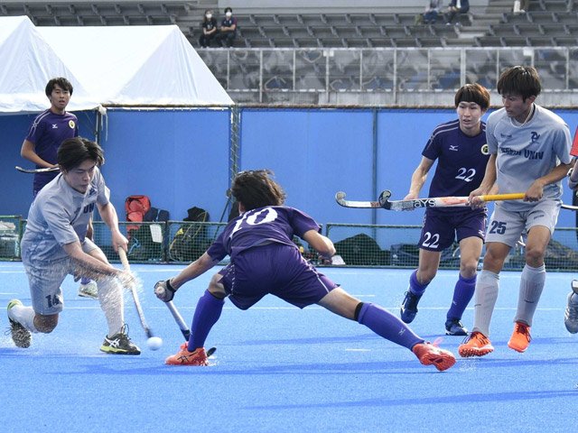 男子準々決勝・朝日大×明大＝第４クオーター、シュートを打つ朝日大の横山