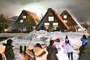 ライトアップに浮かび上がる合掌造り家屋＝１５日午後７時１７分、大野郡白川村荻町