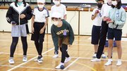 目標となるジャックボール目がけてボールを投げる児童＝岐阜市六条北、三里小学校