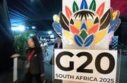 　Ｇ２０首脳会議のプレスセンターを歩く関係者＝２２日、南アフリカ・ヨハネスブルク（共同）