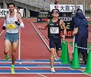 　男子で日本勢トップとなる４位に入った荻久保寛也（右）＝四国化成ＭＥＧＬＩＯスタジアム