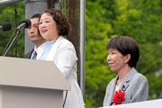 　第９７回メーデー中央大会であいさつする連合の芳野友子会長。手前は高市首相＝２９日午前、東京都渋谷区の代々木公園