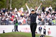 　最終日、プレーオフを制し、優勝を喜ぶ高橋彩華＝葛城ＧＣ
