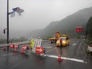 連続雨量が１５０ミリに達し、通行止めとなった国道１９号＝２１日午前８時３２分、中津川市山口