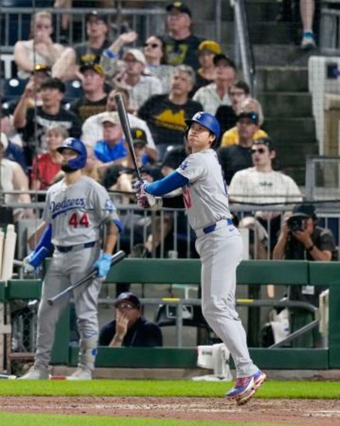 　パイレーツ戦の９回、１２号２ランを放つドジャース・大谷＝ピッツバーグ（共同）