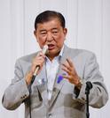 　秋田県大仙市で演説する自民党総裁の石破首相＝１４日午前