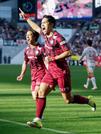 　神戸―名古屋　後半、勝ち越しのゴールを決め駆け出す神戸・武藤＝ノエスタ