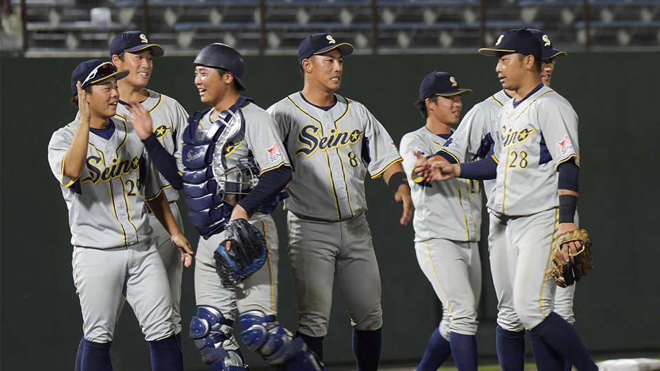 ２年ぶり２０度目の日本選手権出場を決めて喜ぶ西濃運輸の選手たち＝２１日午後６時４８分、愛知県岡崎市、岡崎市民球場