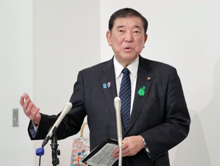 　ルミネの視察を終え、記者団の取材に応じる石破首相＝１９日午後、東京都渋谷区（代表撮影）