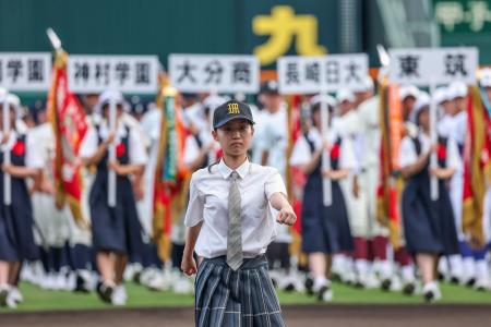 　開会式の入場行進で先導役を務める三田の野球部マネジャーの山田優菜さん＝５日、甲子園球場（代表撮影）