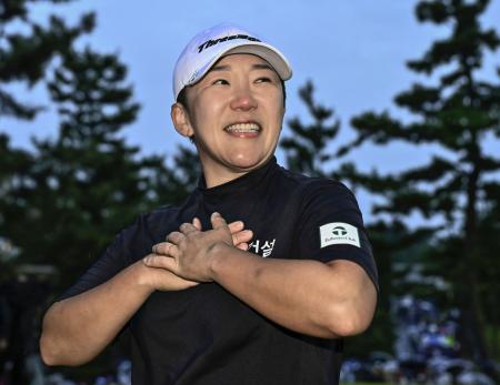 　プレーオフを制して優勝し、笑顔でインタビューに答える申ジエ＝宝塚ＧＣ