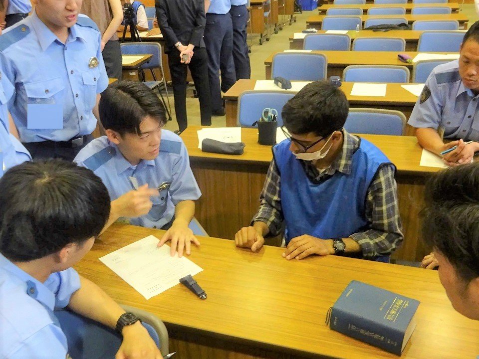 研修会で外国人生徒を相手にやさしい日本語の言い換えに取り組む若手警察官＝関市希望ケ丘、県警察学校