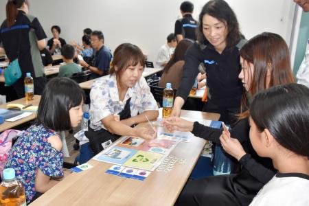 　鳥取県境港市の焼却発電施設で開かれた「子ども探検スクール」＝２３日午前