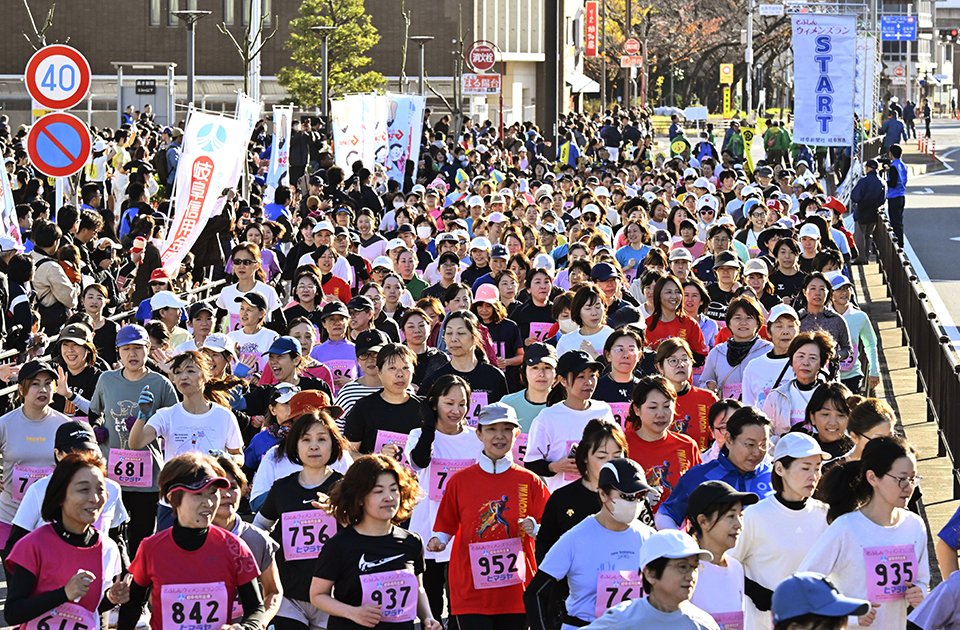 「ぎふしんウィメンズラン」でスタートするランナー＝１６日午前８時３４分、岐阜市司町、市役所前（撮影・堀尚人）