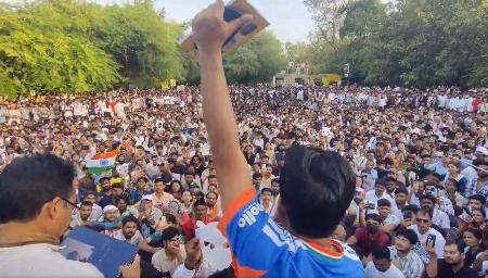 　インド・プネで、架空の政党「ゴキブリ人民党（ＣＪＰ）」の集会に駆けつけた大勢の参加者＝１１日（ディプケ氏のＸから、共同）