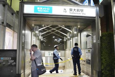 　東京メトロ南北線東大前駅の出入り口に規制線を張る警察官ら＝７日、東京都文京区
