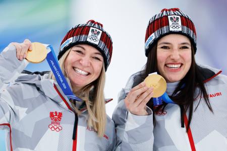 　女子団体複合で金メダルを獲得したオーストリアＢのアリアネ・レドラー（左）とカタリナ・フーバー＝コルティナダンペッツォ（共同）