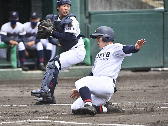 中京×岐阜第一＝１回表中京、加藤の適時打で生還する小田＝大野レインボー
