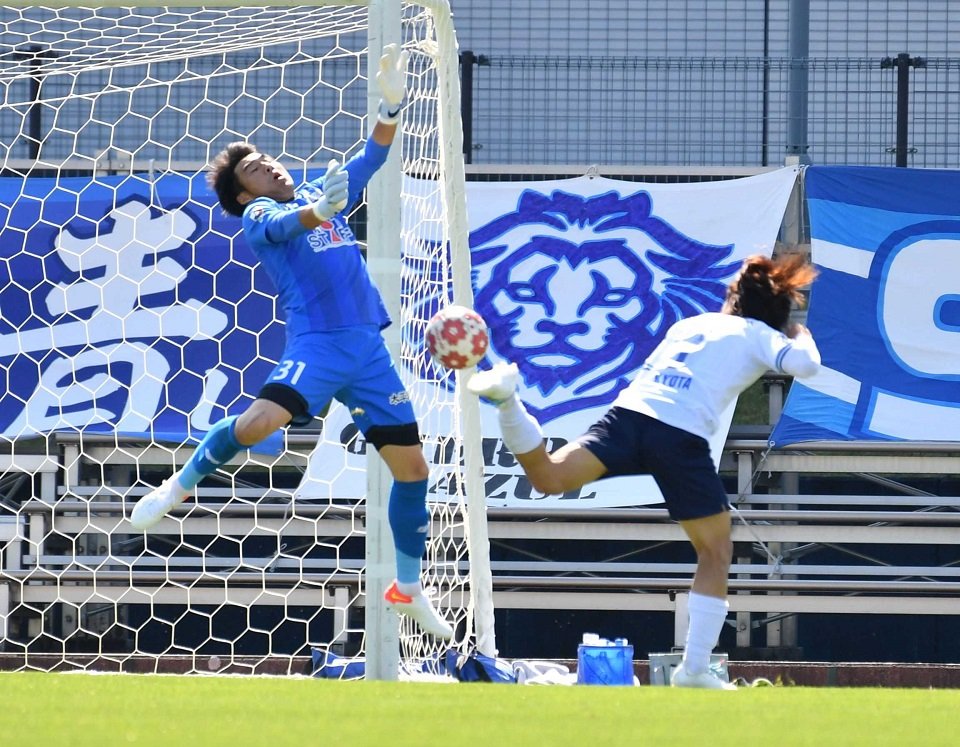 ＦＣ岐阜×沼津＝後半、相手のヘディングシュートをセーブするＦＣ岐阜のＧＫ上田＝長良川球技メドウ