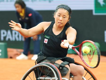 　車いすの部女子シングルス決勝でプレーする上地結衣＝パリ（共同）