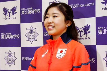 　報道陣の取材に応じるフィギュアスケート女子の千葉百音選手＝２５日、仙台市の東北高