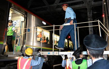 　瀬戸大橋上で電車が立ち往生したと想定して実施されたＪＲ四国とＪＲ西日本の合同訓練＝２３日未明