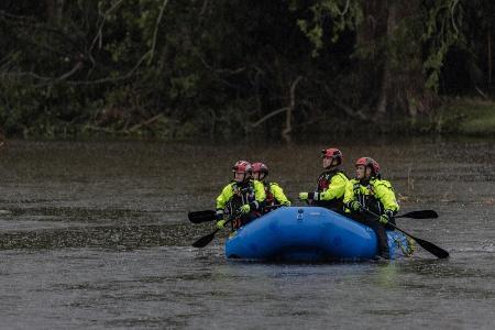 　洪水による行方不明者を捜索する人々＝６日、米テキサス州（ゲッティ＝共同）