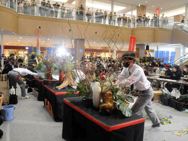 花いけバトルで競う高校生＝岐阜市柳津町、カラフルタウン岐阜
