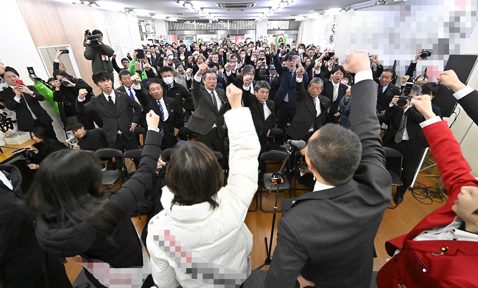 衆院選が公示され、立候補者（手前中央）とともに気勢を上げる支持者たち＝２７日午前９時５４分、岐阜市内（撮影・堀尚人）