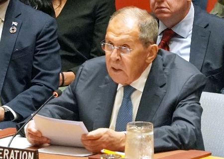 　２３日、国連安全保障理事会の高官級会合で発言するロシアのラブロフ外相＝ニューヨーク（共同）