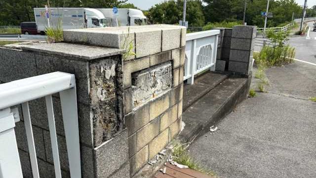 橋銘板が盗まれた油島大橋＝海津市海津町油島（県提供）