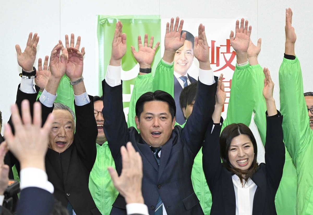 岐阜市長選で３選を確実にして支持者と万歳する柴橋正直さん（中央）＝１日午後８時９分、岐阜市東金宝町、選挙事務所（撮影・堀尚人）