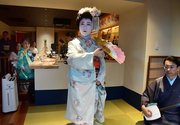 カウンターの客に舞を披露する喜久有さん（中央）、三味線を弾く喜久次さん（右）＝岐阜市杉山町、可也家