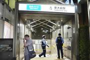 　東京メトロ南北線東大前駅の出入り口に規制線を張る警察官ら＝７日