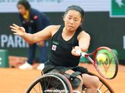 　車いすの部女子シングルス決勝でプレーする上地結衣＝パリ（共同）
