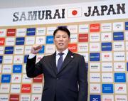 　ＷＢＣ出場メンバーの一部を発表し、ポーズをとる野球日本代表の井端監督＝２６日、東京都港区