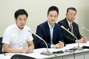 　日本維新の会に離党届を提出し、記者会見する衆院議員の（左から）守島正氏、斉木武志氏、阿部弘樹氏＝８日午後、国会