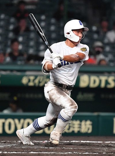 県岐阜商×東海大熊本星翔＝８回表県岐阜商２死一、二塁、右前に勝ち越し打を放つ駒瀬＝甲子園（撮影・坂井萌香）