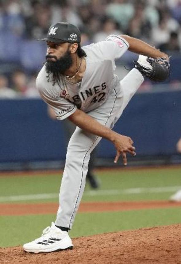 　８回途中２失点で７勝目を挙げたロッテのジャクソン＝京セラドーム
