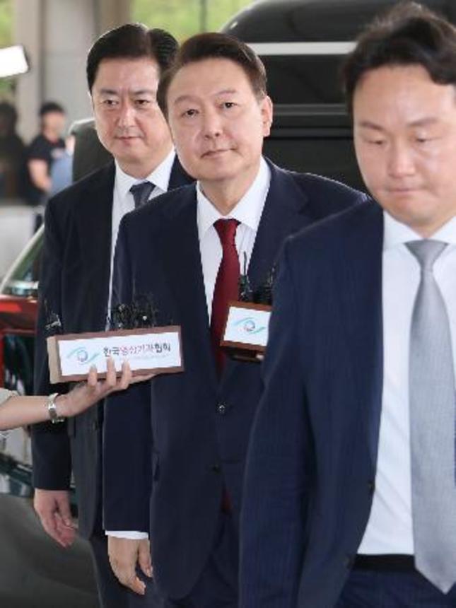 　２８日、韓国の特別検察官による出頭要請に応じた尹錫悦前大統領（中央）＝ソウル（聯合＝共同）