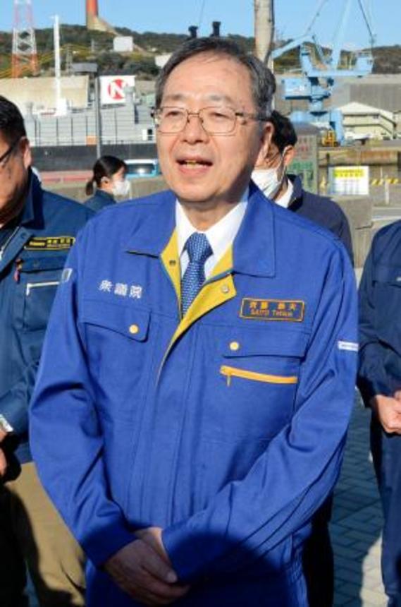 　記者団の取材に応じる公明党の斉藤代表＝７日午後、大分市