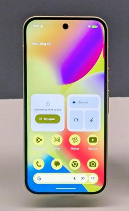 　グーグルが発表した新型スマートフォン「ピクセル１０」（共同）