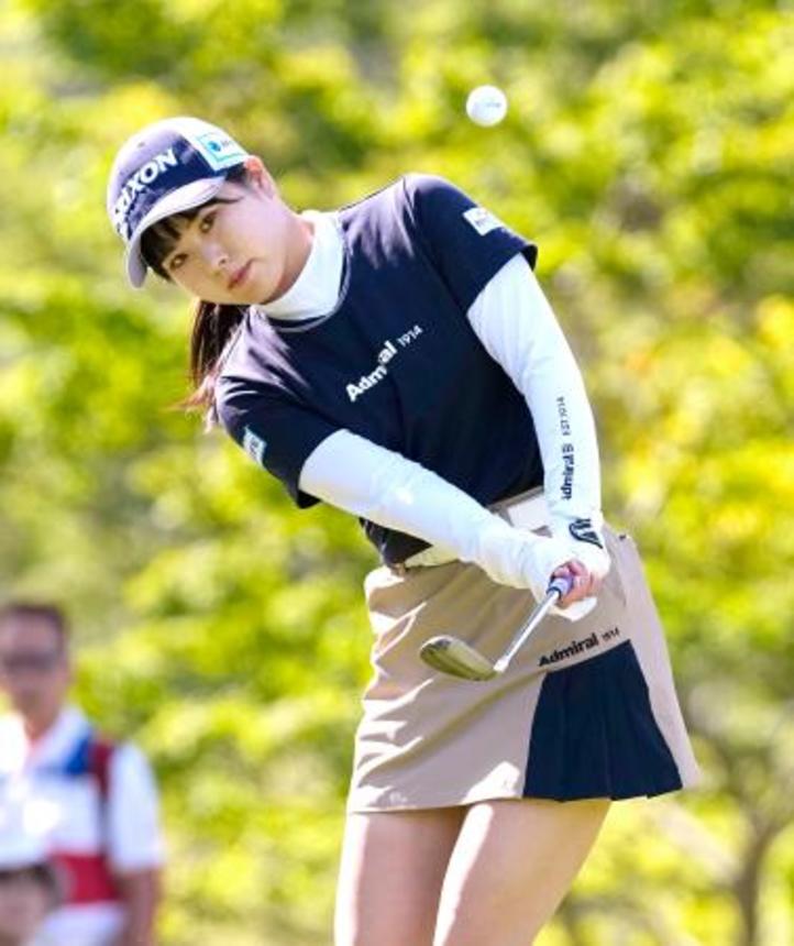 　第１日、１番でアプローチショットを放つ尾関彩美悠。６アンダーで首位＝利府ＧＣ
