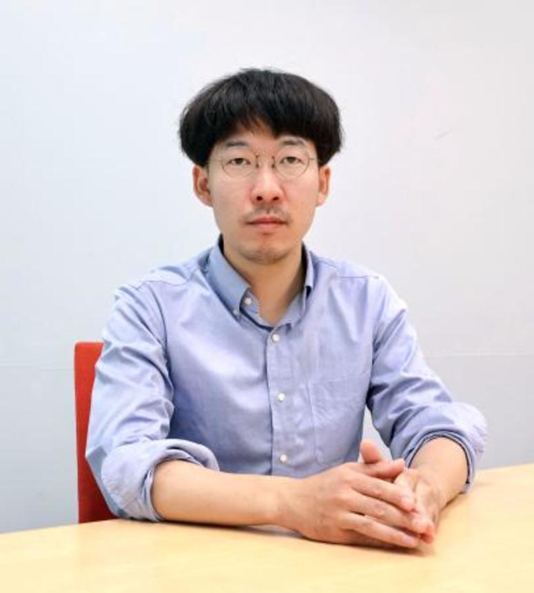 　取材に応じる旧統一教会２世の野浪行彦さん＝５月、東京・東新橋