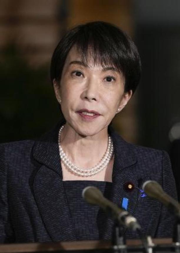 　記者団の取材に応じる高市首相＝４月３０日午後、首相官邸