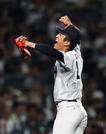　日南学園―横浜　６回裏、１死満塁を併殺で切り抜け、喜ぶ横浜・織田＝甲子園